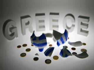 Για την Ευρωπαϊκή Ένωση και την επιθυμητή οικονομική και νομισματική της ένωση σε έναν εξαιρετικά ανταγωνιστικό κόσμο, τα δημόσια χρέη των χωρών μελών και τα ελλείμματά τους είναι κορυφαίο πρόβλημα προς επίλυση, διόλου εύκολο στην αντιμετώπισή του.