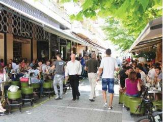 Η οικονομία μας ήταν και είναι, σε τεράστιο βαθμό, η οικονομία του μικρού ελληνικού καταστήματος και των μικρών ατομικών επιχειρήσεων παροχής υπηρεσιών. Η δε οικοδομή υπήρξε μεν η ατμομηχανή της ανάπτυξης αλλά το προϊόν (στέγη) το αγόραζε ο Έλληνας με δανεικά, λόγω του φθηνού ευρώ. Αυτά δεν είναι στοιχεία υγιούς και βιώσιμου παραγωγικού μοντέλου. Όλοι θέλαμε να πλουτίσουμε, με ιδέες μη καινοτόμες και χωρίς να βάλουμε λεφτά. Όλοι θέλαμε να αγοράσουμε σπίτι δυσανάλογο με τα εισοδήματα μας και να καταναλώνουμε από το μέλλον. Η Οικονομία όμως είναι σαν την Φύση: εκδικείται όποιους την απομακρύνουν από τα σημεία ισορροπίας της.