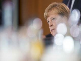 Προβλέπει, εξάλλου, ότι το «προσφυγικό» θα οδηγήσει και σε άδοξο τέλος την θητεία της καγκελαρίου Α. Μέρκελ, για την οποία –όπως επισημαίνει και ο αρθρογράφος των Φαϊνάνσιαλ Τάϊμς Γ. Ράχμαν– «η χρυσή εποχή τελείωσε».