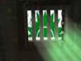 Παράλληλα, όμως, στο επίπεδο αυτό, ο Αλέξης Τσίπρας εξυπηρετεί και έναν άλλο σοβαρό για το μέλλον στόχο του. Καθιερώνει την παρουσία του σε έναν ιδιόμορφο μεσαίο χώρο, που είναι αυτός της δημοσιοϋπαλληλίας, των μικρεμπόρων, των συντεχνιών και γενικά όλων αυτών των στρωμάτων που αντιπροσωπεύουν την καθυστέρηση.