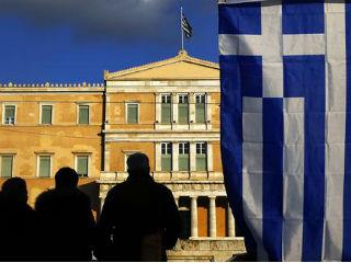Η δεύτερη θητεία του Κωνσταντίνου Καραμανλή, που ξεκίνησε το 1977, κράτησε μέχρι τον Μάιο του 1980, λόγω της μεταπήδησης του στην Προεδρία της Δημοκρατίας. Ο διάδοχός του Γεώργιος Ράλλης, στην 18μηνη θητεία του, έπεσε στην ξέρα γεγονότων, που σημάδεψαν την μικρής διάρκειας περίοδό του. Από τις φωτιές σε δάση και στα εμβληματικά πολυκαταστήματα του κέντρου της Αθήνας, Μινιόν, Κατράντζος κλπ, μέχρι τον πληθωρισμό και το πολύνεκρο δυστύχημα στο στάδιο Καραϊσκάκη.