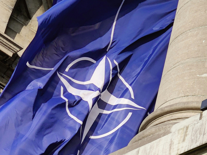 Η Ουκρανία έχει πληγεί από την αποτυχία του Μνημονίου της Βουδαπέστης του 1994, στο πλαίσιο του οποίου η Ρωσία, οι ΗΠΑ και το Ηνωμένο Βασίλειο έδωσαν εγγυήσεις ασφάλειας — δεσμευόμενες να σεβαστούν την εδαφική ακεραιότητα της Ουκρανίας και να απέχουν από τη χρήση στρατιωτικής βίας — σε αντάλλαγμα για την παραίτηση του Κιέβου από τα πυρηνικά όπλα που κληρονόμησε από τη διαλυμένη Σοβιετική Ένωση.