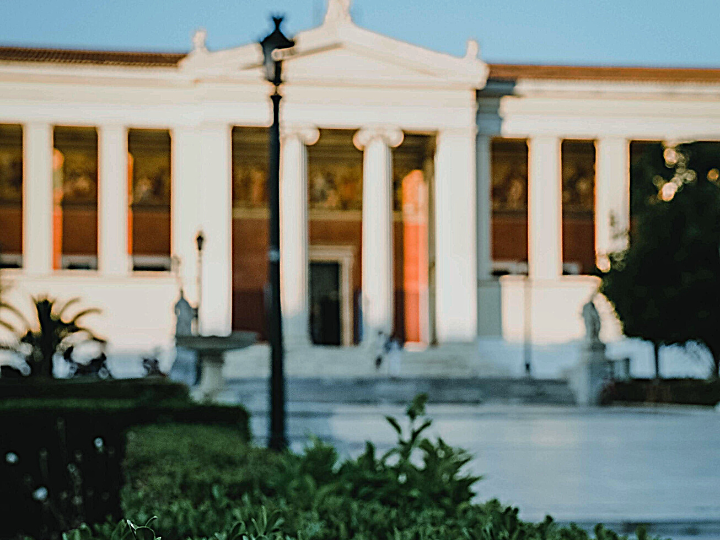 Εκμεταλλεύεται δηλαδή λαικιστικα συνθήματα για πλουτοκρατικούς στόχους. Αν και αυτές οι θέσεις του Wolfe είνσι πολιτικά πτοκατειλημμένες, δεν υπάρχει αμφιβολία πως το πολιτικό φαινόμενο των ΗΠΑ σήμερα βρίσκεται κοντά στο πρότυπο που είχε περιγράψει ο Πλάτων για την ενδεχόμενη αρνητική πορεία στην οποία μπορεί, κάτω από ορισμένες συνθήκες, να οδηγηθεί η δημοκρατία.