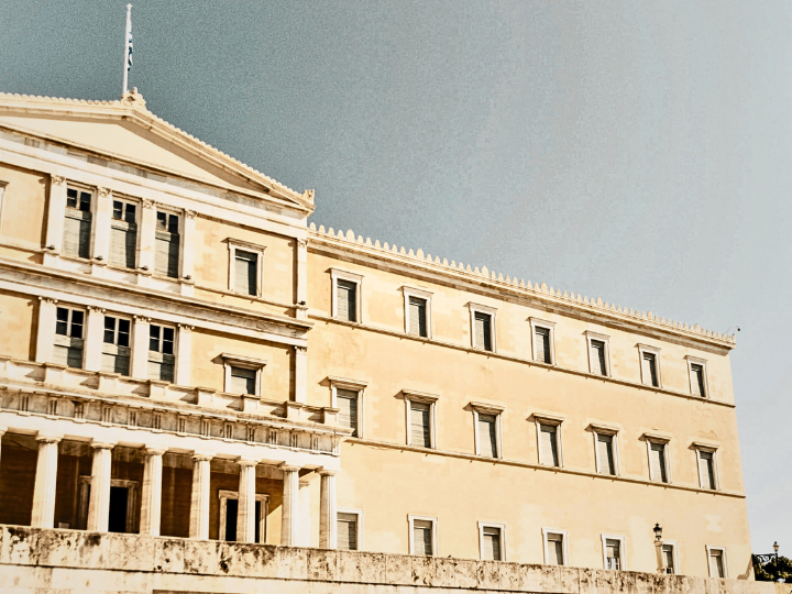 Οι υπέρ του δέοντος αυστηρές ποινές για παραβατικές συμπεριφορές, έχουν αρνητικά αποτελέσματα. Η δίκαιη κρίση και συγκατάβαση στα οποιαδήποτε παραπτώματα και αδικήματα ενέχει επιείκεια η οποία προϋποθέτει πολίτες υψηλής πνευματικής καλλιέργειας, με σεβασμό στις πανανθρώπινες αξίες, ελευθερία, φιλευσπλαχνία, ομόνοια, ακεραιότητα.